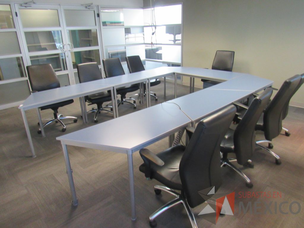Lote 227 - Mesa de sala de juntas en herradura en 7 piezas con base metálica y cubierta color azul - Imagen 5