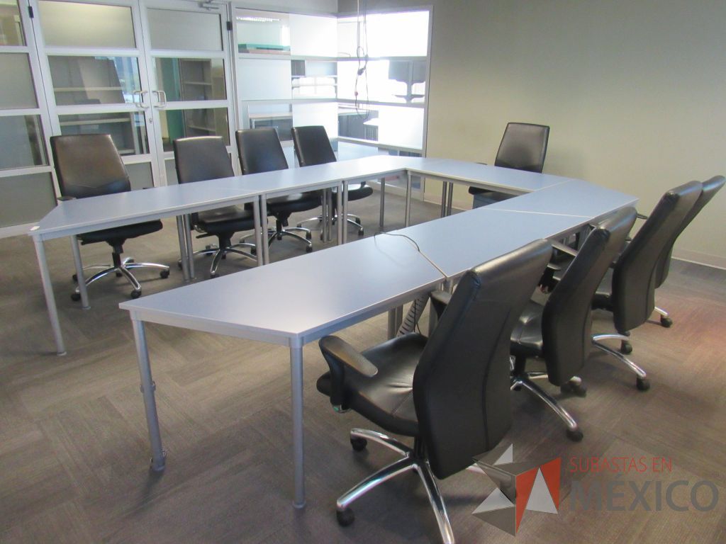 Lote 227 - Mesa de sala de juntas en herradura en 7 piezas con base metálica y cubierta color azul