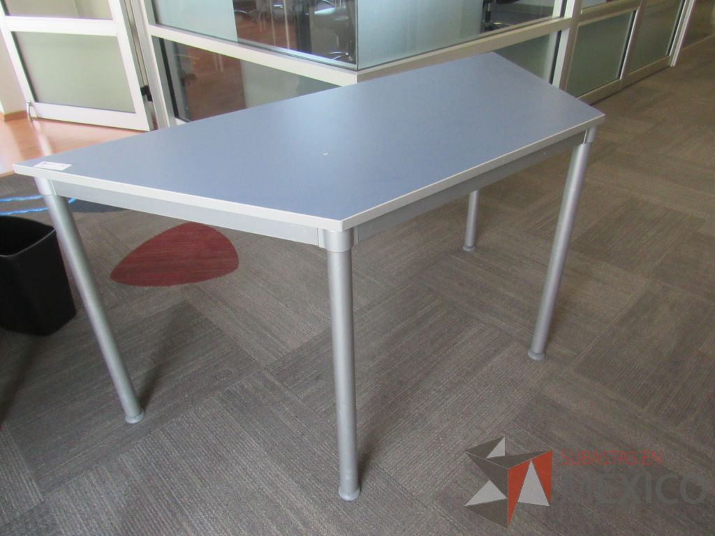 Lote 229 - Mesa de trabajo en forma de trapecio con base metálica y cubierta color azul - Imagen 2