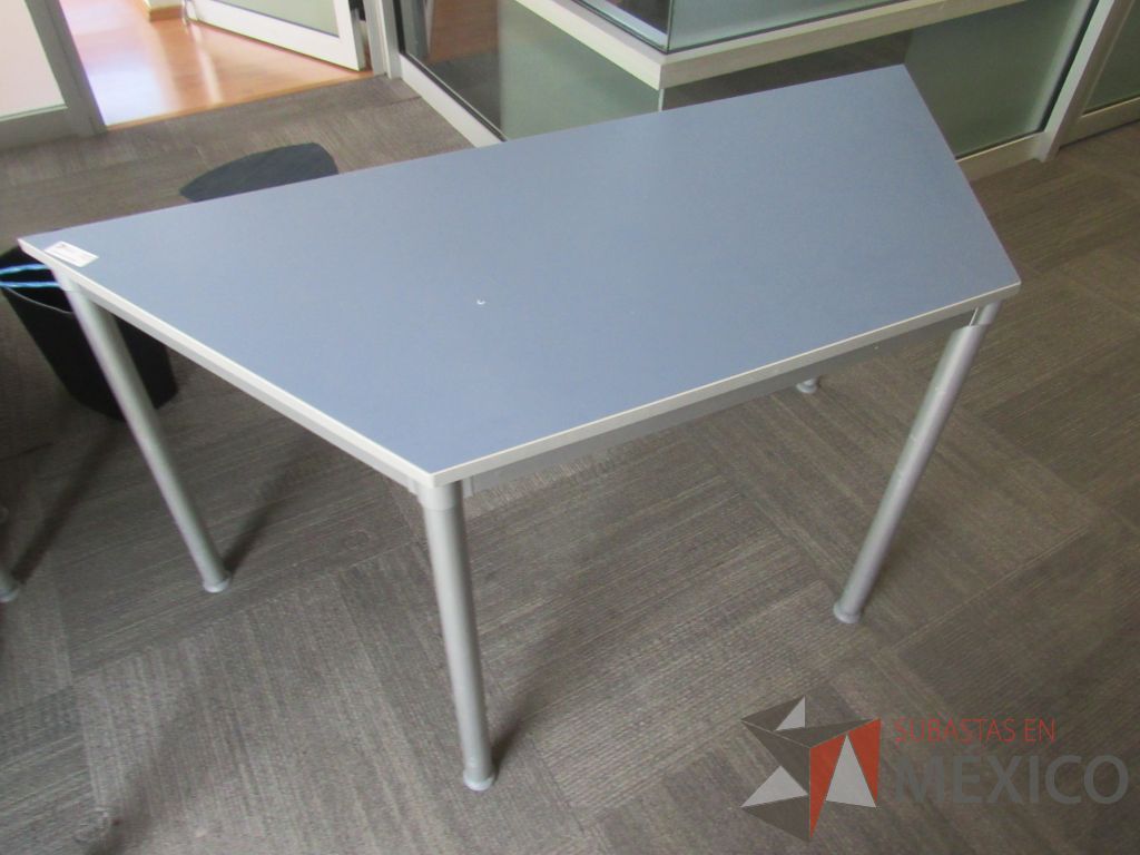 Lote 229 - Mesa de trabajo en forma de trapecio con base metálica y cubierta color azul - Imagen 3