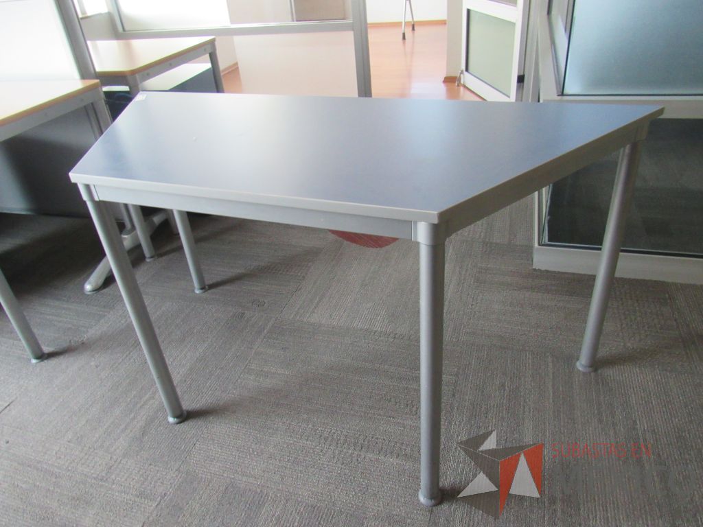 Lote 229 - Mesa de trabajo en forma de trapecio con base metálica y cubierta color azul - Imagen 4