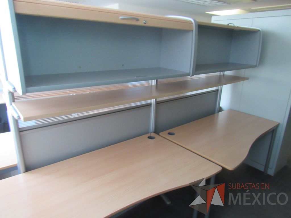 Lote 100 - Estación de trabajo para 4 personas con 4 gavetas, 4 repisas y 4 archivero vertical de 2 cajones color azul - Imagen 6