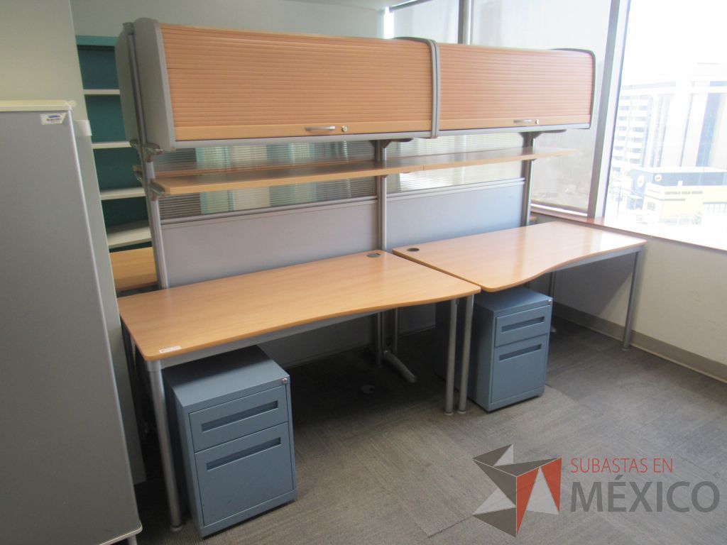 Lote 100 - Estación de trabajo para 4 personas con 4 gavetas, 4 repisas y 4 archivero vertical de 2 cajones color azul