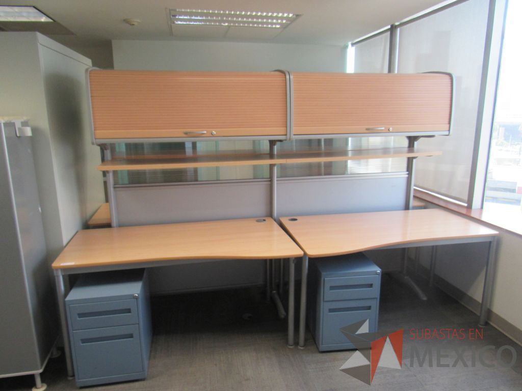 Lote 100 - Estación de trabajo para 4 personas con 4 gavetas, 4 repisas y 4 archivero vertical de 2 cajones color azul - Imagen 8