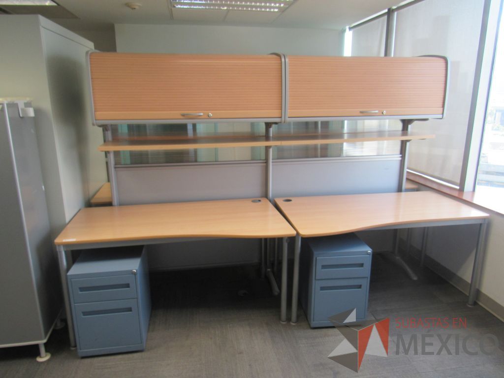 Lote 100 - Estación de trabajo para 4 personas con 4 gavetas, 4 repisas y 4 archivero vertical de 2 cajones color azul - Imagen 9