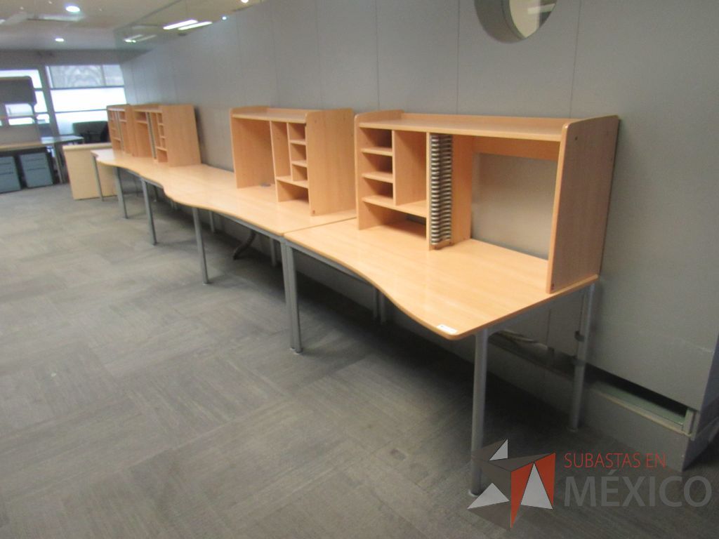 Lote 231f - Mesa de trabajo con base metálica y gabinete superior con 4 entrepaños - Imagen 2