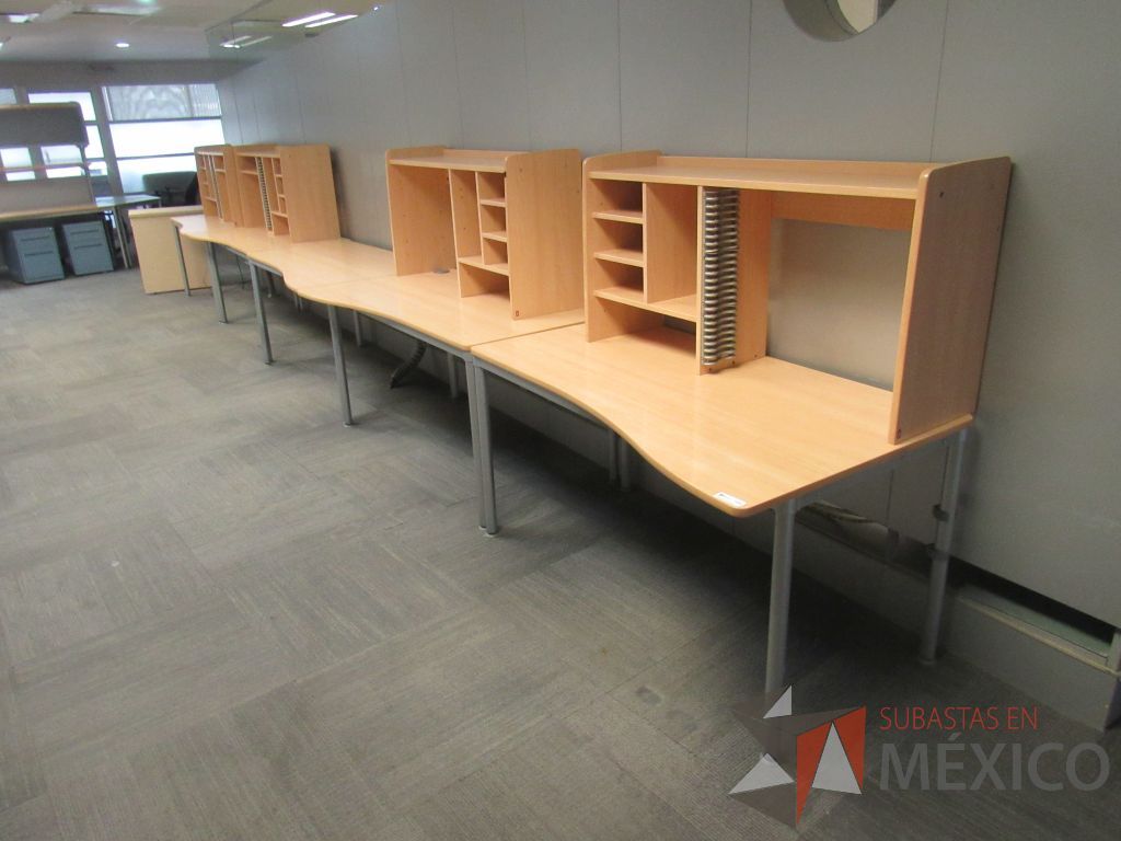 Lote 231f - Mesa de trabajo con base metálica y gabinete superior con 4 entrepaños - Imagen 3