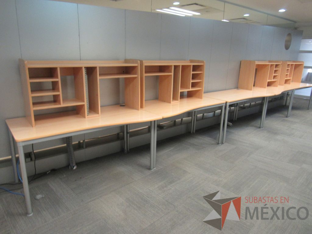 Lote 231f - Mesa de trabajo con base metálica y gabinete superior con 4 entrepaños - Imagen 4