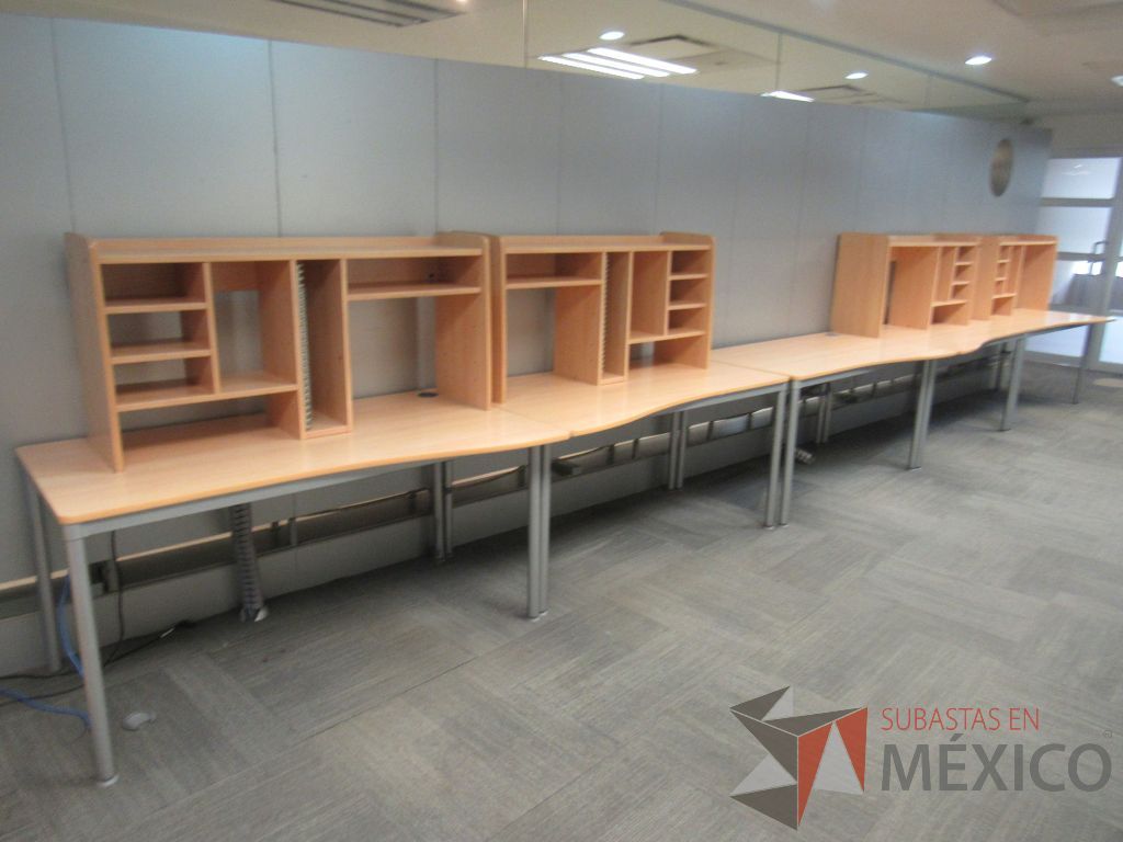 Lote 231f - Mesa de trabajo con base metálica y gabinete superior con 4 entrepaños - Imagen 5