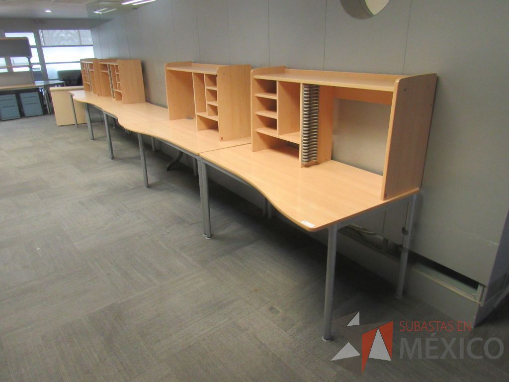 Lote 231f - Mesa de trabajo con base metálica y gabinete superior con 4 entrepaños
