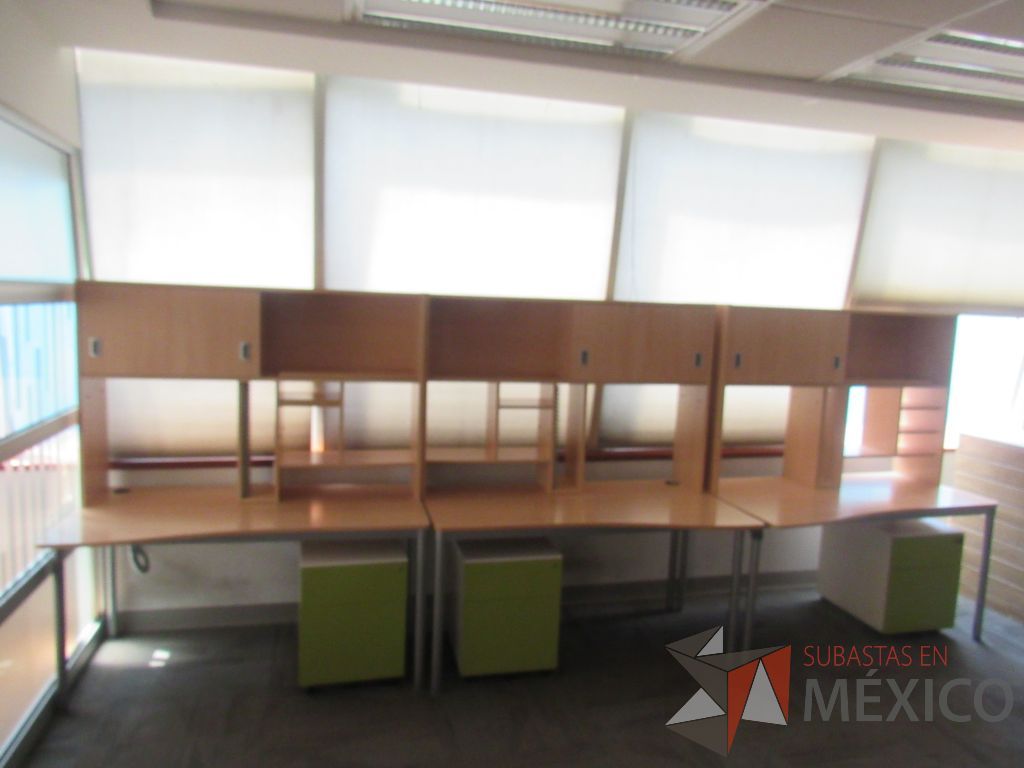 Lote 234 - Estación de trabajo para 3 personas con gabinete superior - Imagen 4