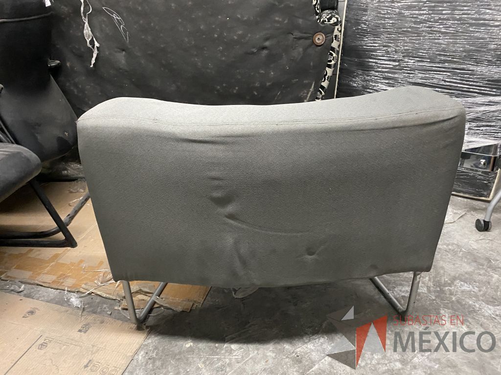 Lote 042 - 2 Sillones de 1 plaza con base metálica, asiento y respaldo en tela color gris - Imagen 7