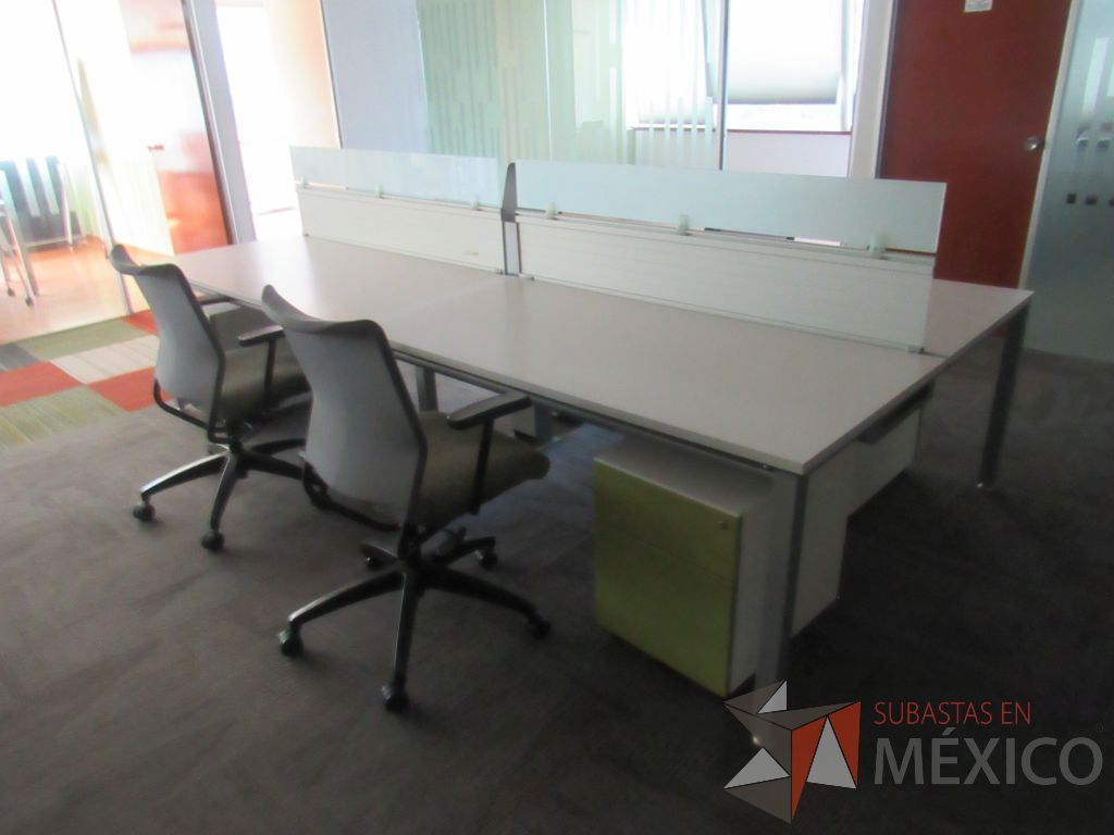 Lote 104 - Estación de trabajo para 4 personas con mampara baja - Imagen 4