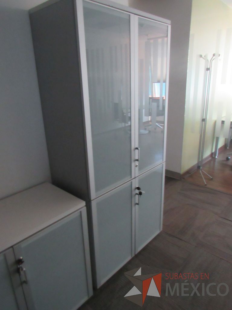 Lote 270 - Gabinete alto con 4 puertas y 5 entrepaño color gris - Imagen 4