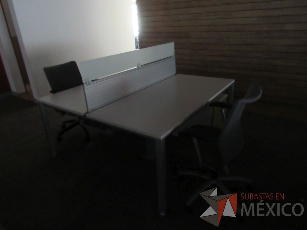 Lote 238a - Estación de trabajo para 2 personas con mampara baja y gabinete con 2 puertas - Imagen 2
