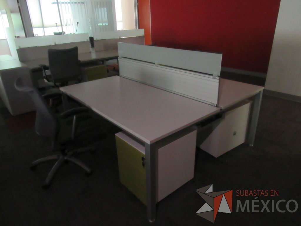 Lote 238a - Estación de trabajo para 2 personas con mampara baja y gabinete con 2 puertas - Imagen 3