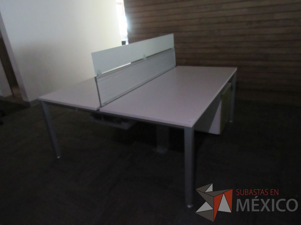 Lote 238a - Estación de trabajo para 2 personas con mampara baja y gabinete con 2 puertas - Imagen 4