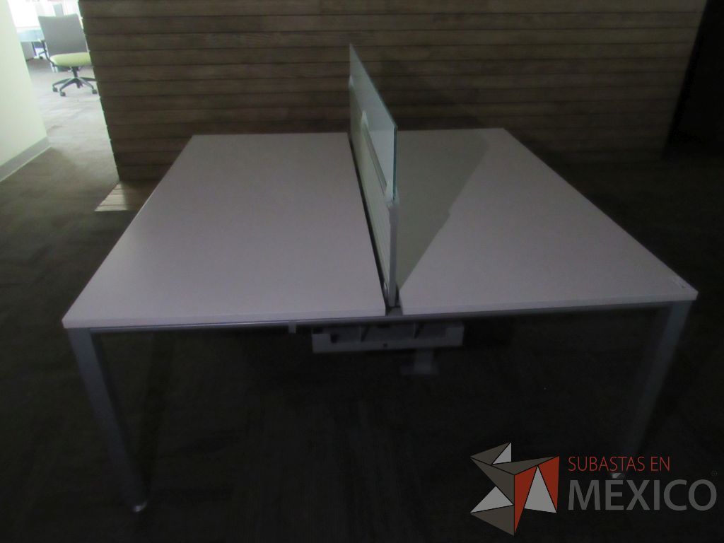 Lote 238a - Estación de trabajo para 2 personas con mampara baja y gabinete con 2 puertas - Imagen 5