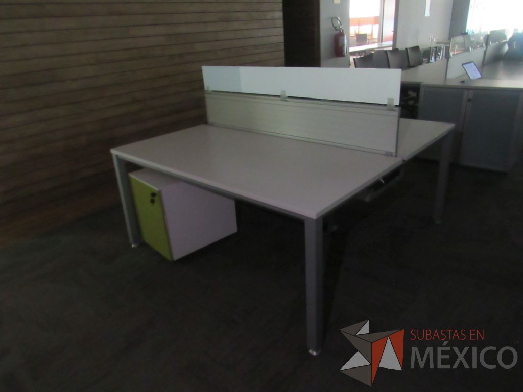 Lote 238a - Estación de trabajo para 2 personas con mampara baja y gabinete con 2 puertas - Imagen 7