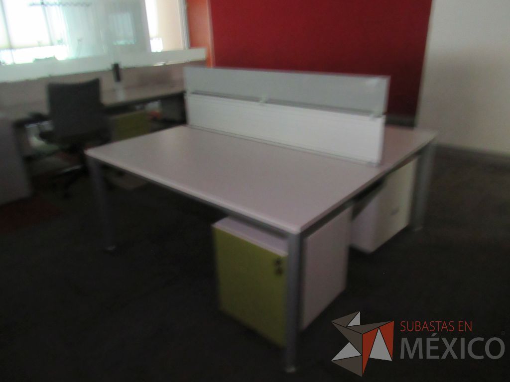 Lote 238a - Estación de trabajo para 2 personas con mampara baja y gabinete con 2 puertas - Imagen 10