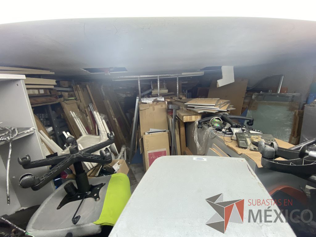 Lote 051 - 350 piezas de mampara y accesorios para estaciones de trabajo - Imagen 2