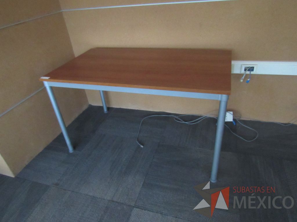 Lote 242 - Mesa de trabajo con base metálica y cubierta color madera - Imagen 2
