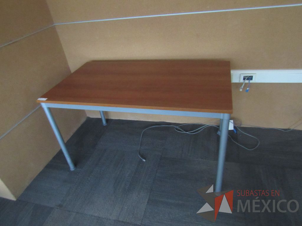 Lote 242 - Mesa de trabajo con base metálica y cubierta color madera - Imagen 4