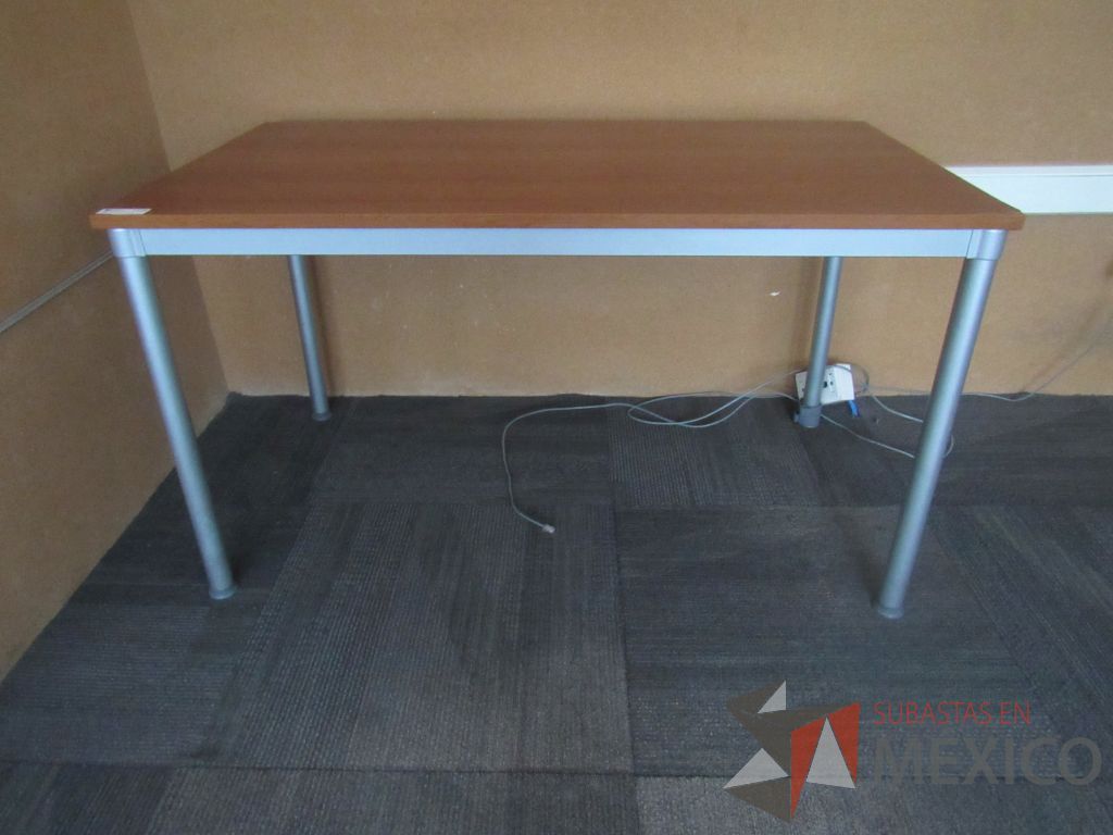 Lote 242 - Mesa de trabajo con base metálica y cubierta color madera - Imagen 5