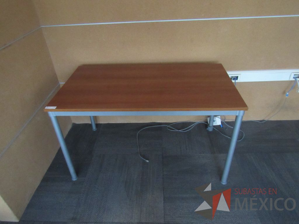 Lote 242 - Mesa de trabajo con base metálica y cubierta color madera - Imagen 6