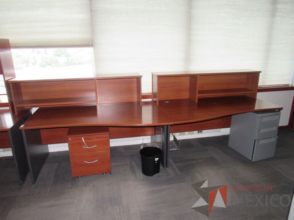Lote 211 - Estación de trabajo para 2 personas con mampara baja, cubierta color café, 1 archivero vertical de 3 cajones, 1 archivero vertical de 2 cajones y 2 gabinetes superiores con 1 entrepaño