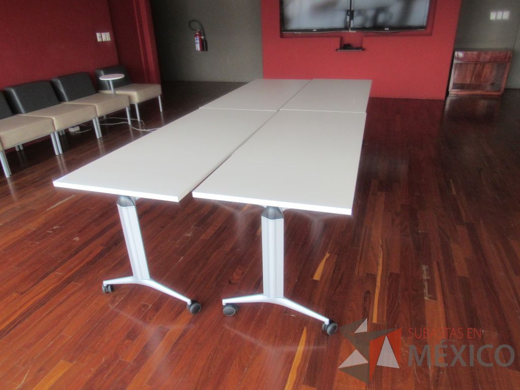 Lote 209c - Mesa de trabajo con ruedas, base metálica y cubierta color blanco - Imagen 8
