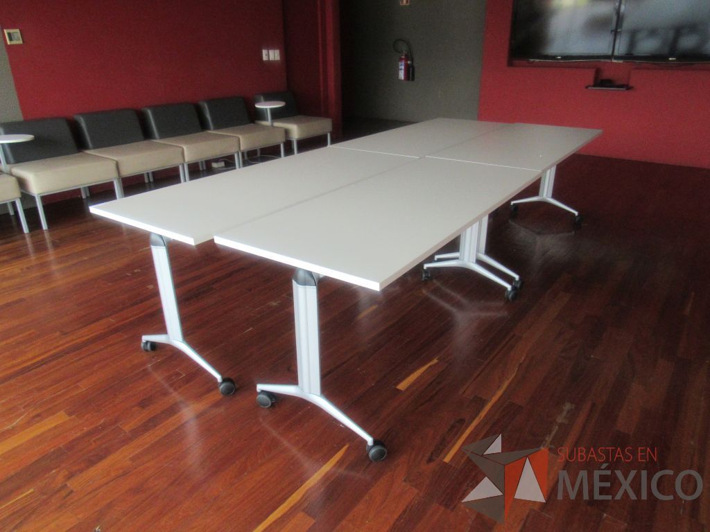 Lote 209c - Mesa de trabajo con ruedas, base metálica y cubierta color blanco