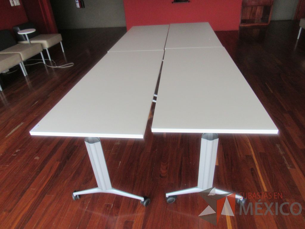 Lote 209c - Mesa de trabajo con ruedas, base metálica y cubierta color blanco - Imagen 6