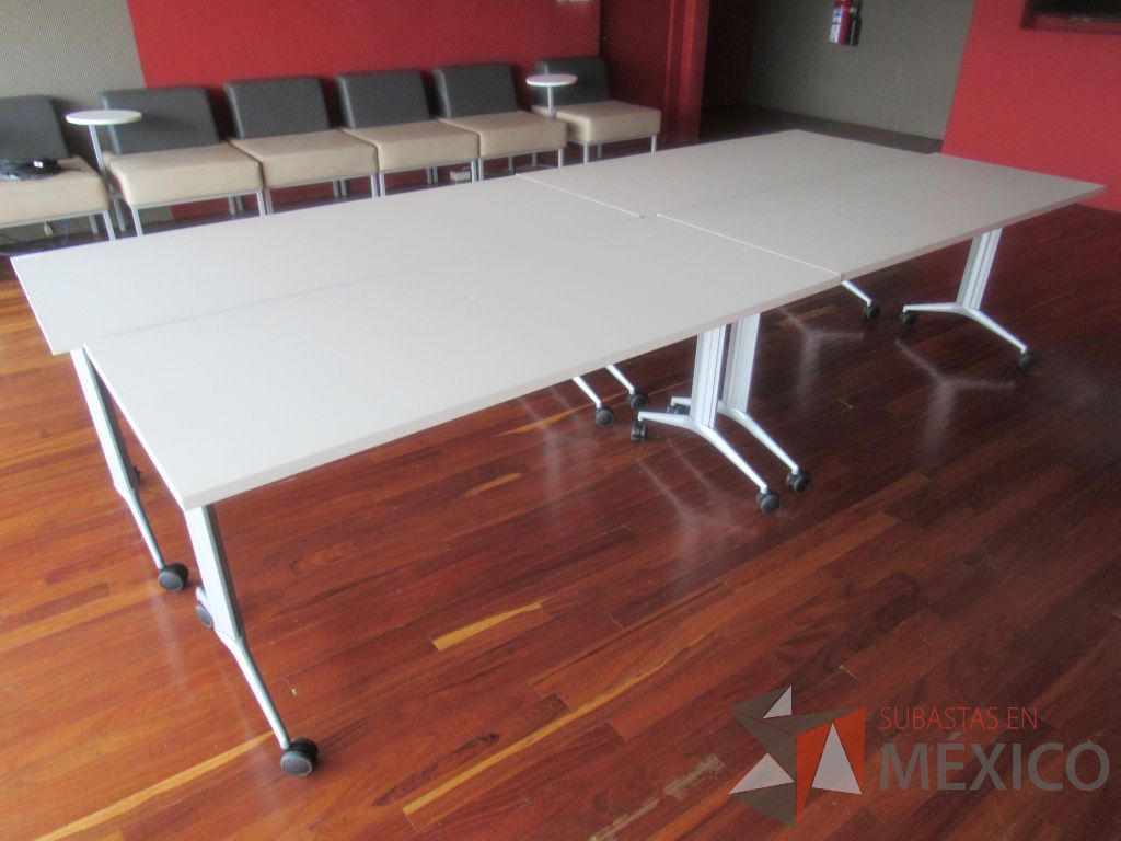 Lote 209c - Mesa de trabajo con ruedas, base metálica y cubierta color blanco - Imagen 5