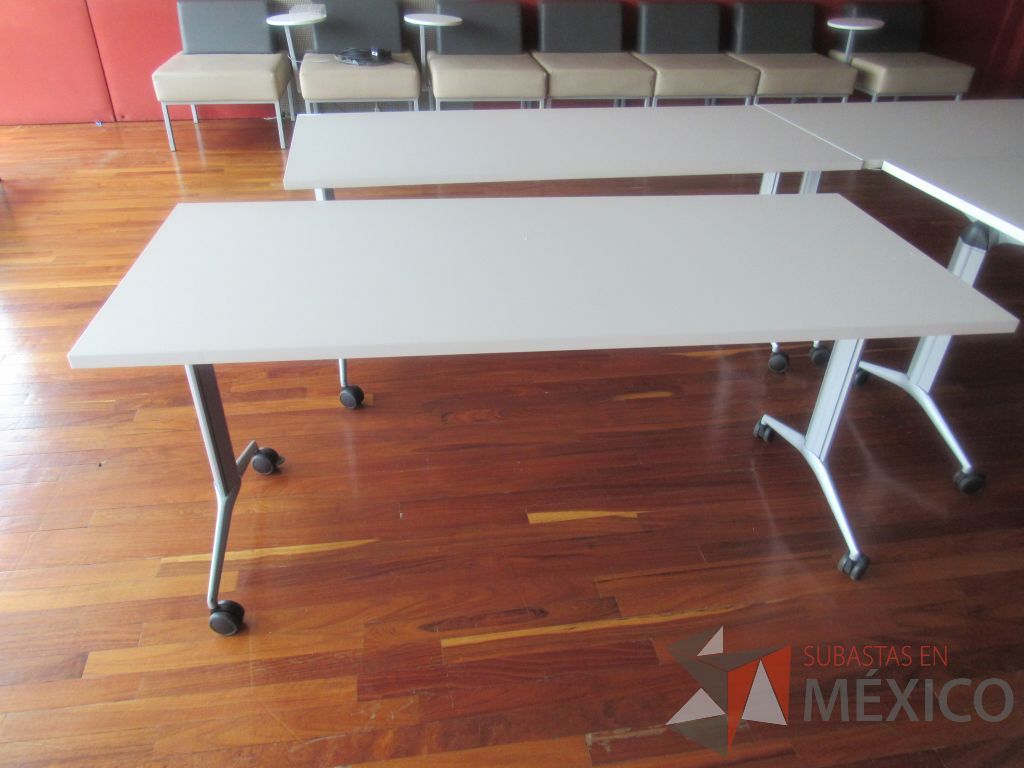 Lote 209c - Mesa de trabajo con ruedas, base metálica y cubierta color blanco - Imagen 4
