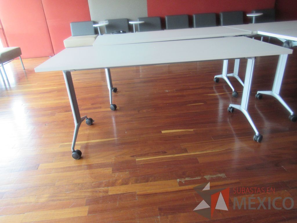 Lote 209c - Mesa de trabajo con ruedas, base metálica y cubierta color blanco - Imagen 3