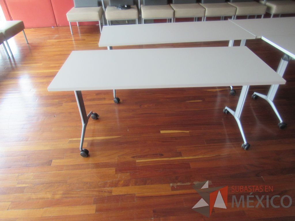 Lote 209c - Mesa de trabajo con ruedas, base metálica y cubierta color blanco - Imagen 2