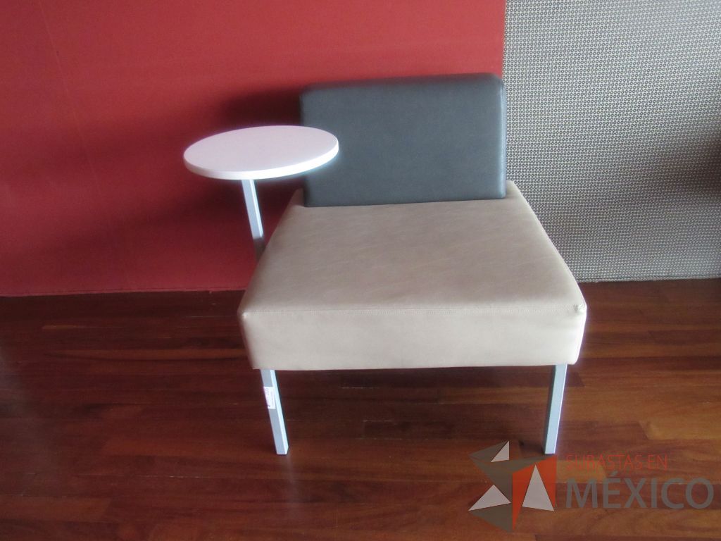Lote 245e - Sillón de 1 plaza con base metálica, paleta, asiento y respaldo tipo piel