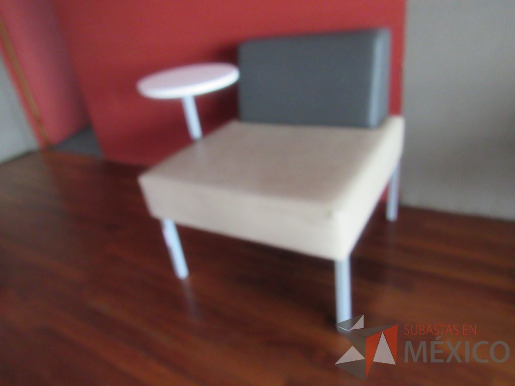 Lote 245e - Sillón de 1 plaza con base metálica, paleta, asiento y respaldo tipo piel - Imagen 2