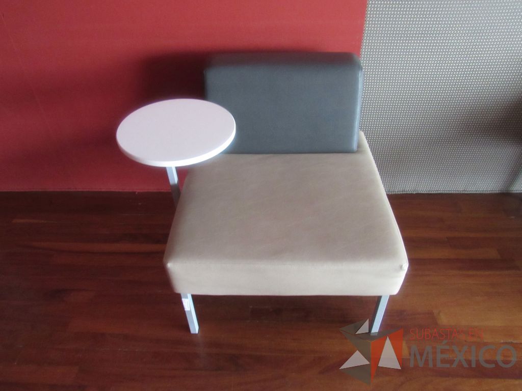 Lote 245e - Sillón de 1 plaza con base metálica, paleta, asiento y respaldo tipo piel - Imagen 3