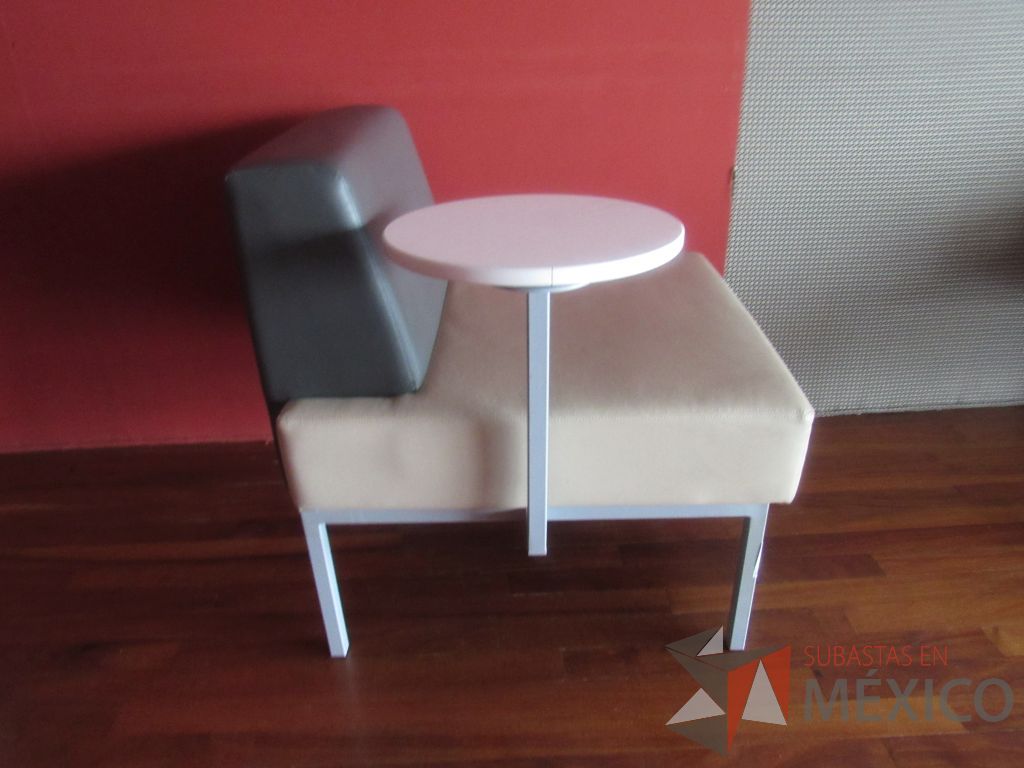 Lote 245e - Sillón de 1 plaza con base metálica, paleta, asiento y respaldo tipo piel - Imagen 4