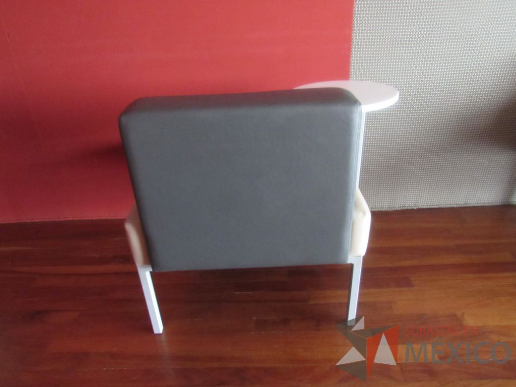 Lote 245e - Sillón de 1 plaza con base metálica, paleta, asiento y respaldo tipo piel - Imagen 7
