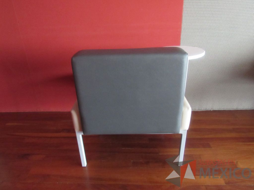 Lote 245e - Sillón de 1 plaza con base metálica, paleta, asiento y respaldo tipo piel - Imagen 8