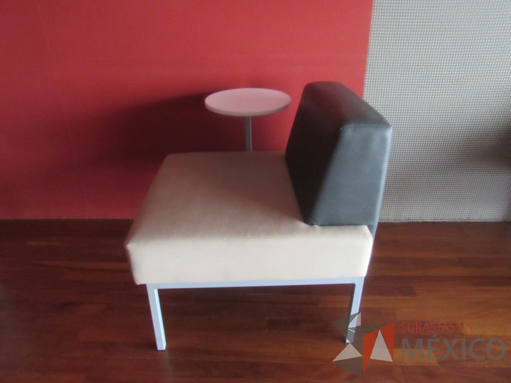 Lote 245e - Sillón de 1 plaza con base metálica, paleta, asiento y respaldo tipo piel - Imagen 9