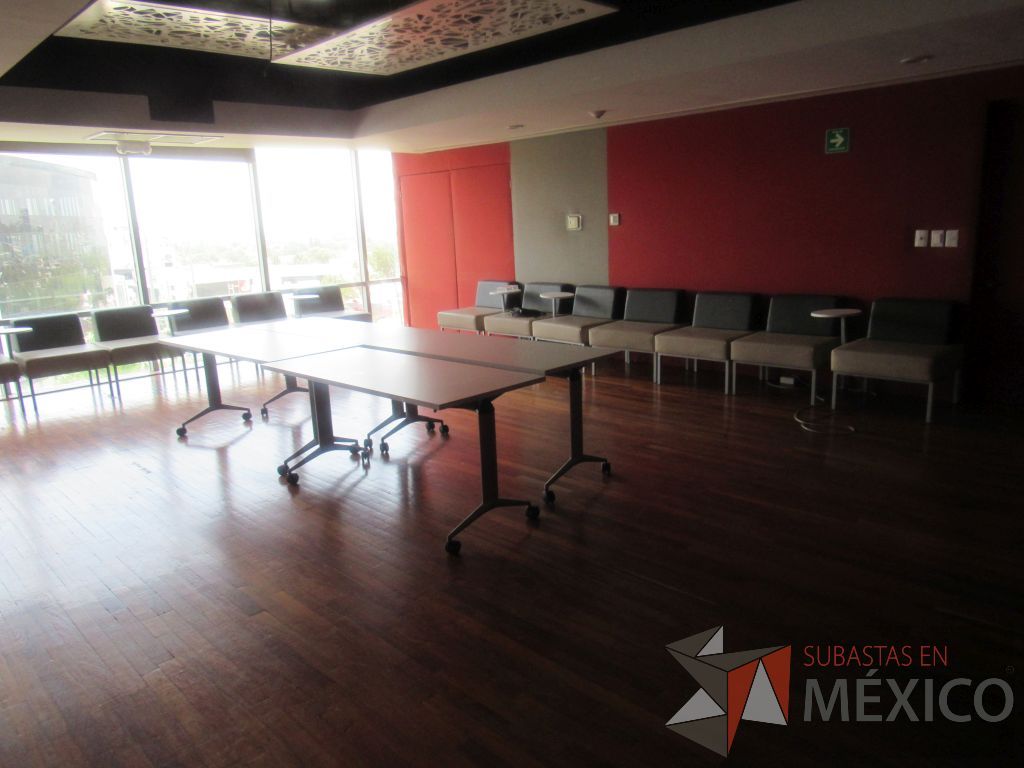Lote 245e - Sillón de 1 plaza con base metálica, paleta, asiento y respaldo tipo piel - Imagen 10