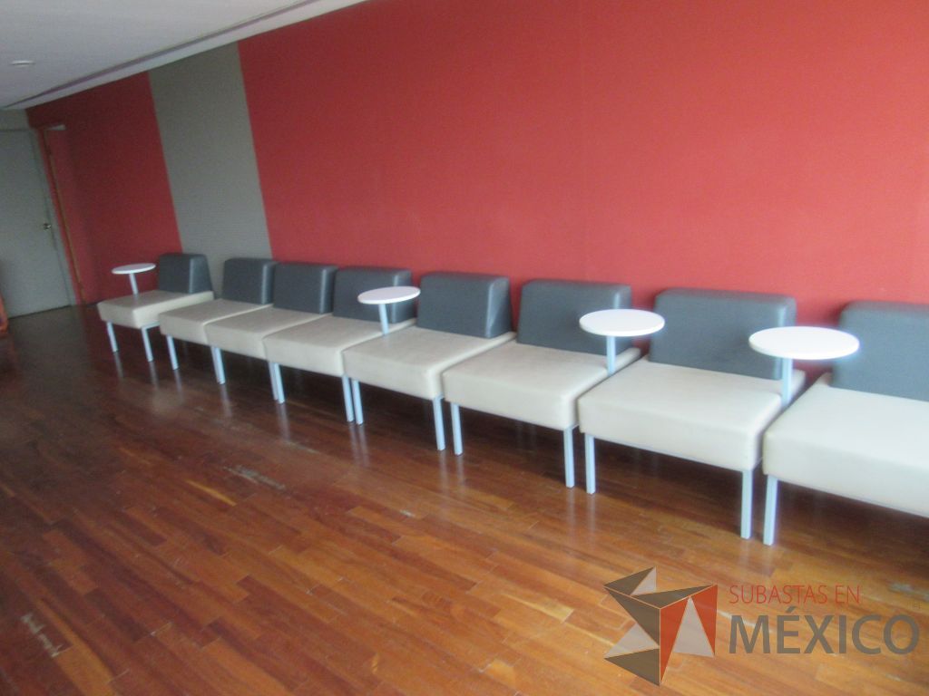 Lote 245e - Sillón de 1 plaza con base metálica, paleta, asiento y respaldo tipo piel - Imagen 11