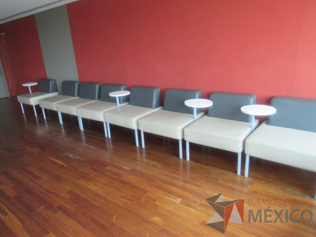 Lote 245e - Sillón de 1 plaza con base metálica, paleta, asiento y respaldo tipo piel - Imagen 5