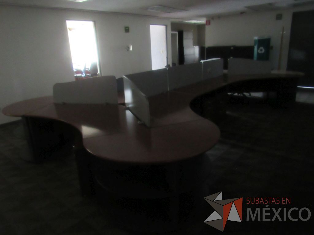 Lote 208 - Estación de trabajo para 6 personas con 6 archiveros de 3 cajones y terminación circular con entrepaño - Imagen 2