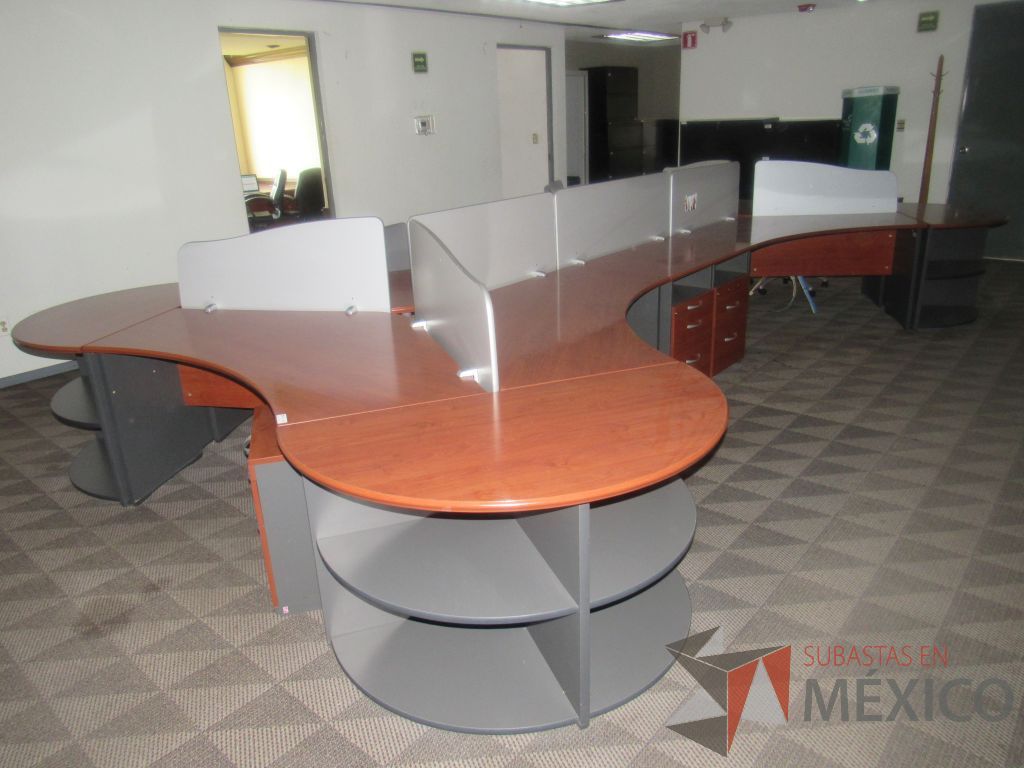 Lote 208 - Estación de trabajo para 6 personas con 6 archiveros de 3 cajones y terminación circular con entrepaño - Imagen 3