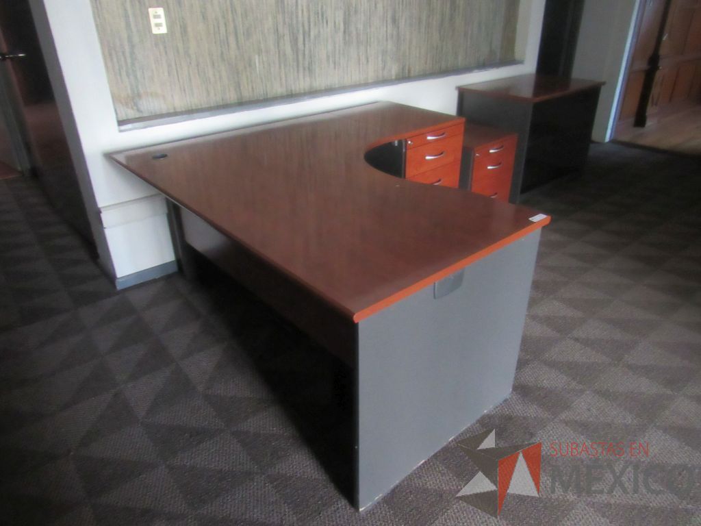 Lote 207b - Escritorio en escuadra con archivero de pedestal de 4 cajones, archivero vertical de 3 cajones y cubierta color café - Imagen 2